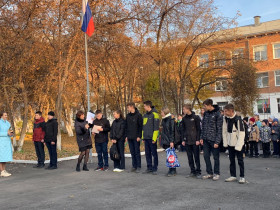 Новая учебная неделя началась с традиции церемония поднятия государственного флага Российской федерации.