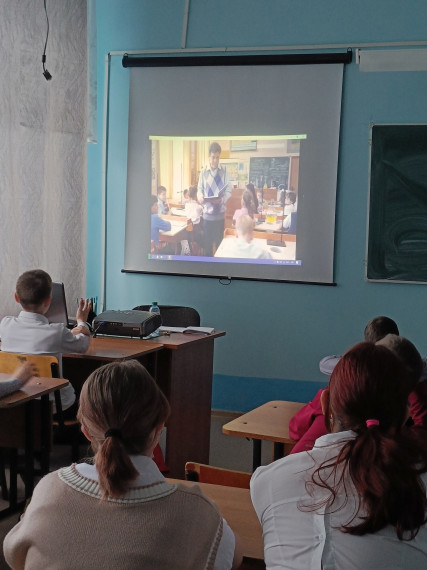 Учебная неделя в Ужурской СОШ 2 началась с традиционной линейки и исполнения гимна Российской Федерации.